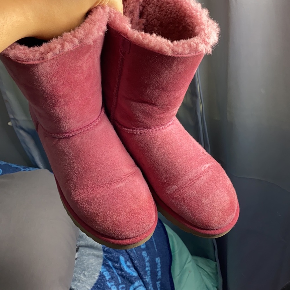 Pink bow Ugg’s
